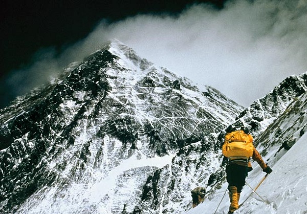 Puluhan Pendaki Sakit di Puncak Gunung Everest